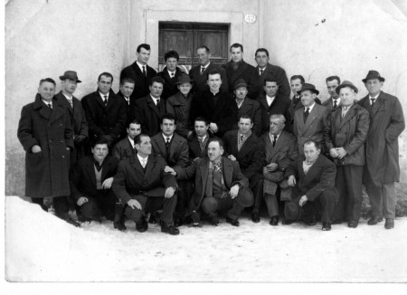 Gli emigranti di Porcen all'uscita della chiesa, ritornati provabilmente per le Festività Natalizie. In posa col Parroco Don Venceslao Plisek.